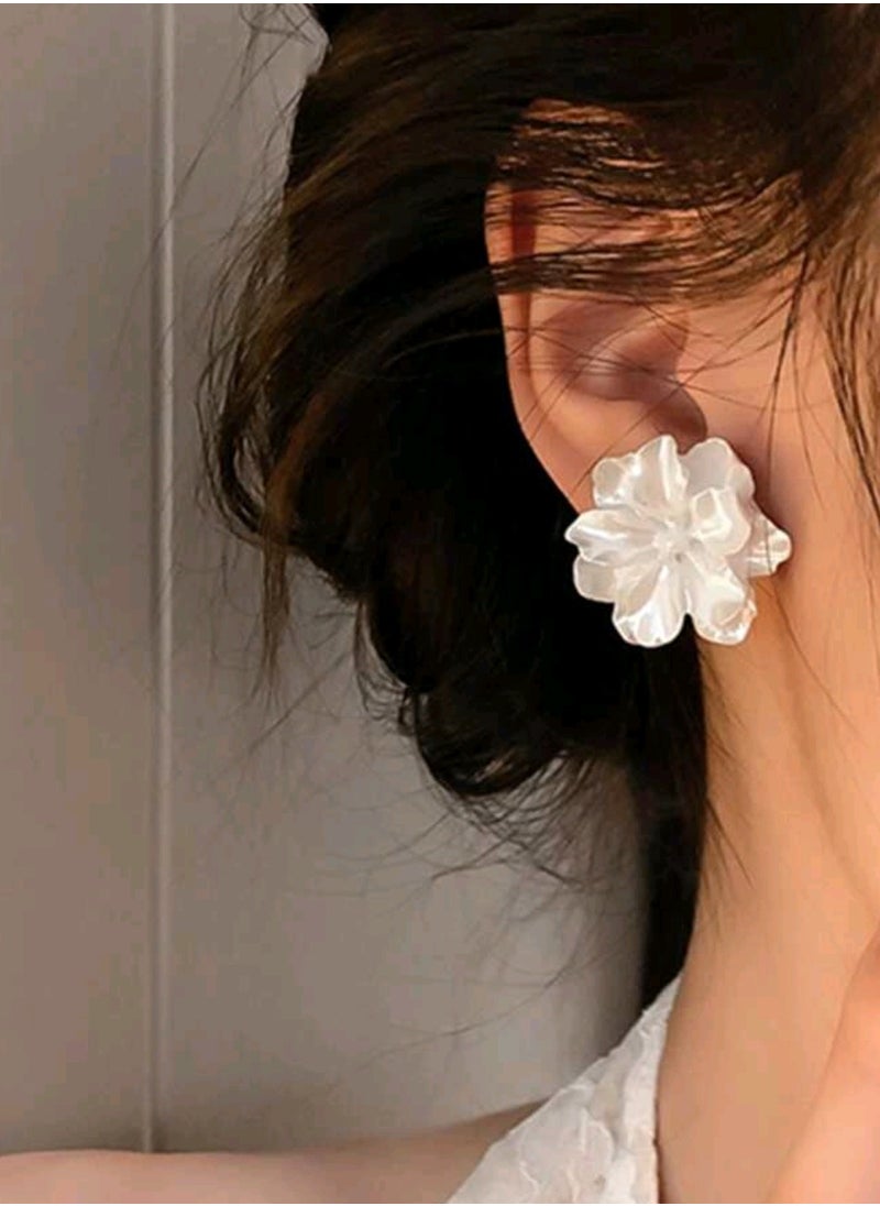 Shein Flower Design Stud Earrings, suits Formal and casual wear  - Image 1