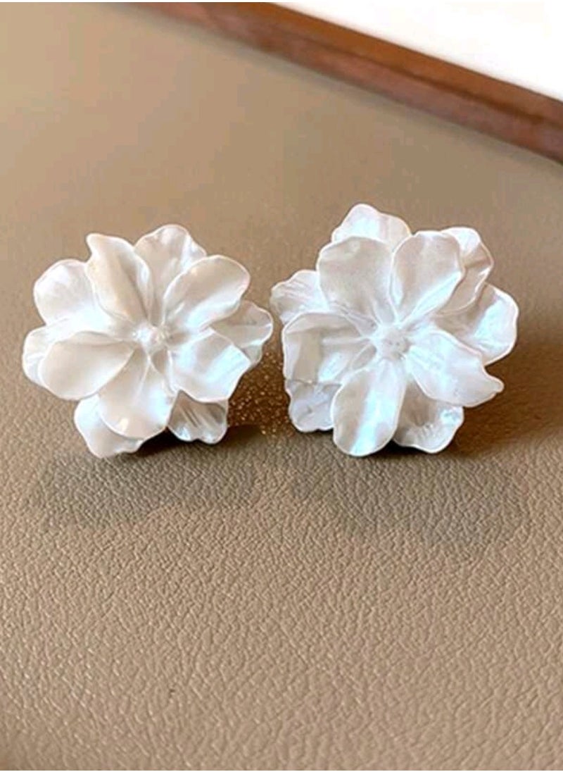 Shein Flower Design Stud Earrings, suits Formal and casual wear  - Image 2