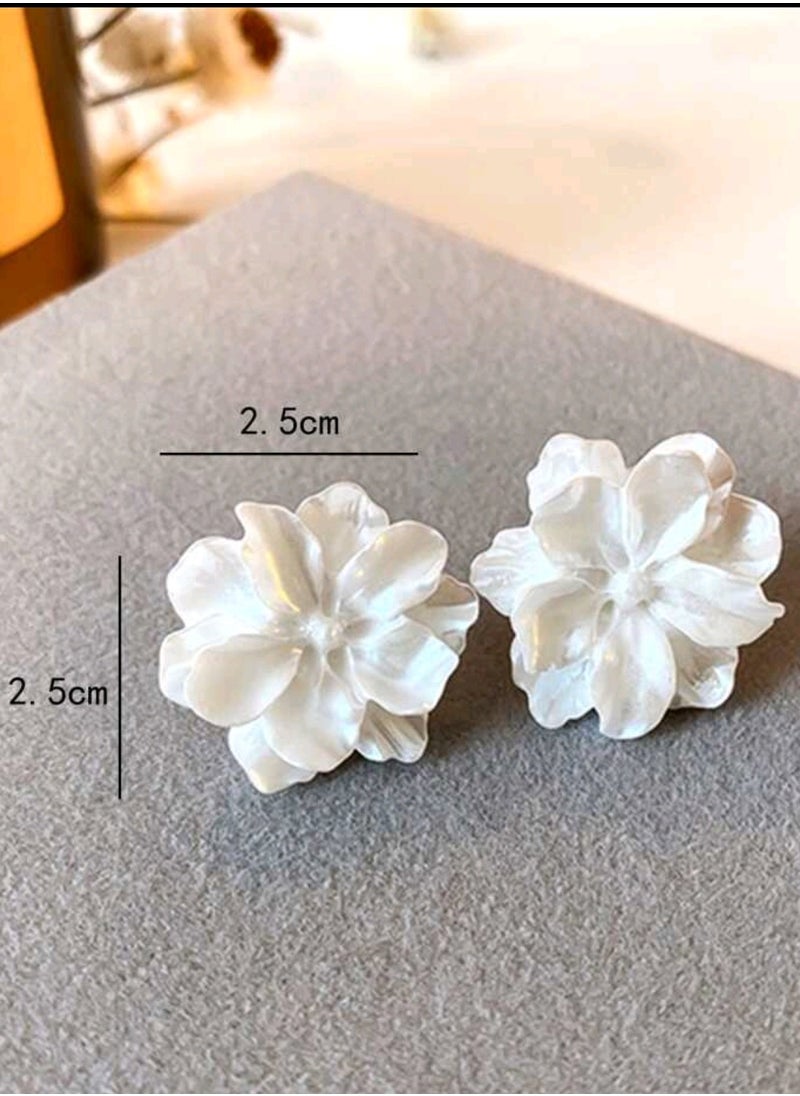 Shein Flower Design Stud Earrings, suits Formal and casual wear  - Image 3