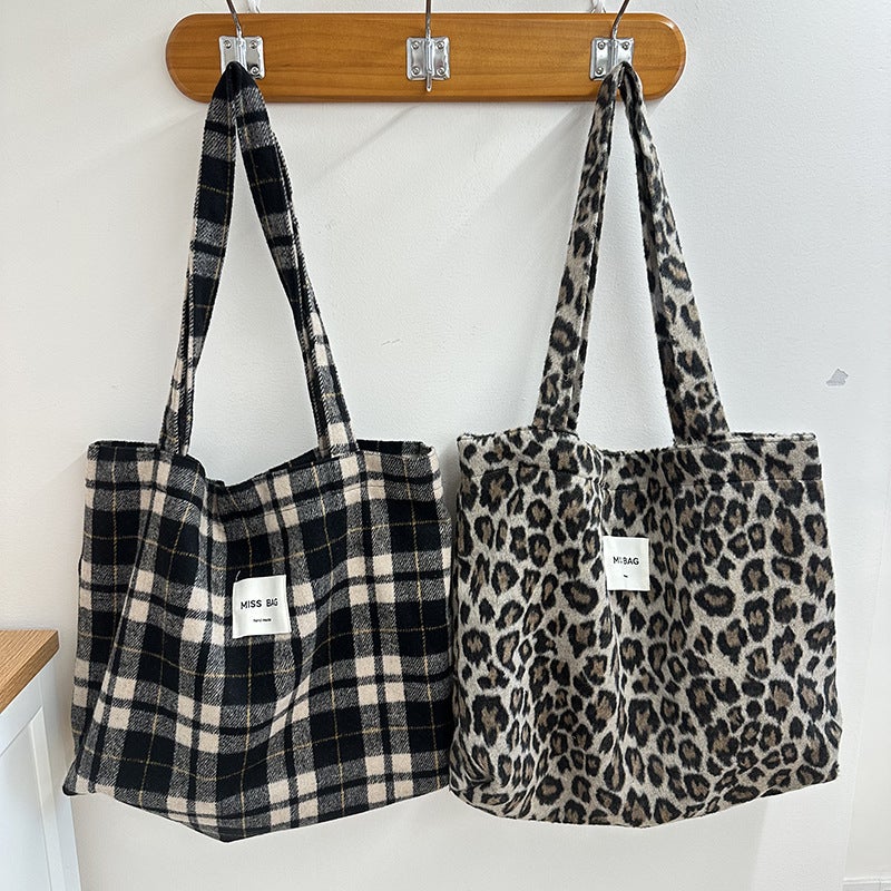 South Korea Dongdaemun New Shoulder Bag Women'S Woolen Fashionable Casual Plaid Student Leopard Print Large Bag Hand Bag - Image 3