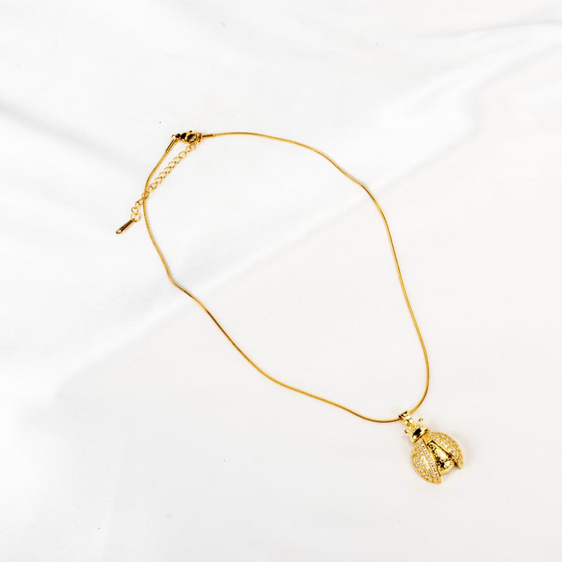 ذا بلاك بيرل اكسسوريز سلسلة أستانليس ستيل ذهبي مع دلاية شكل خنفساء مرصعة بفصوص الزيركون - Image 2