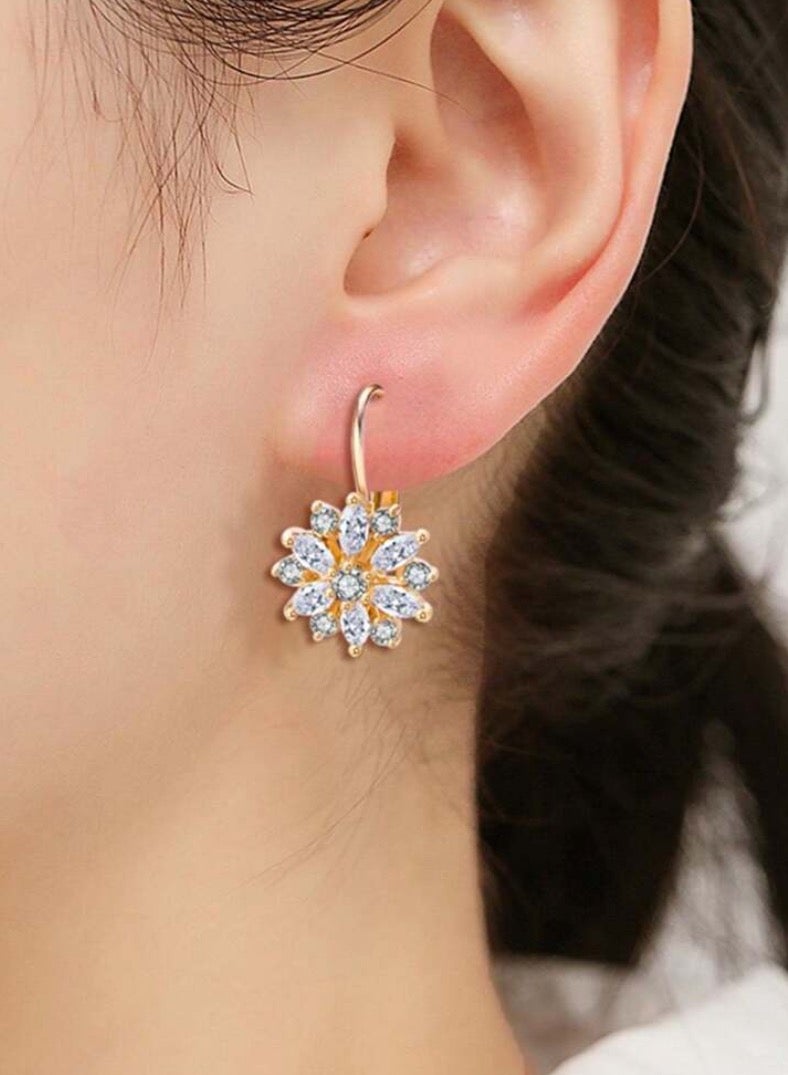 إيكوال حلق اذن نسائي من الاستانلس ستيل أنيق مطلي باللون الذهبي ومرصع بالزركون - Image 1