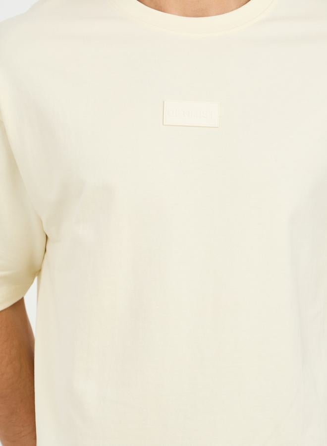 ستايلي تيشيرت تيري بتفاصيل شارة سيليكون كبيرة الحجم - Image 3