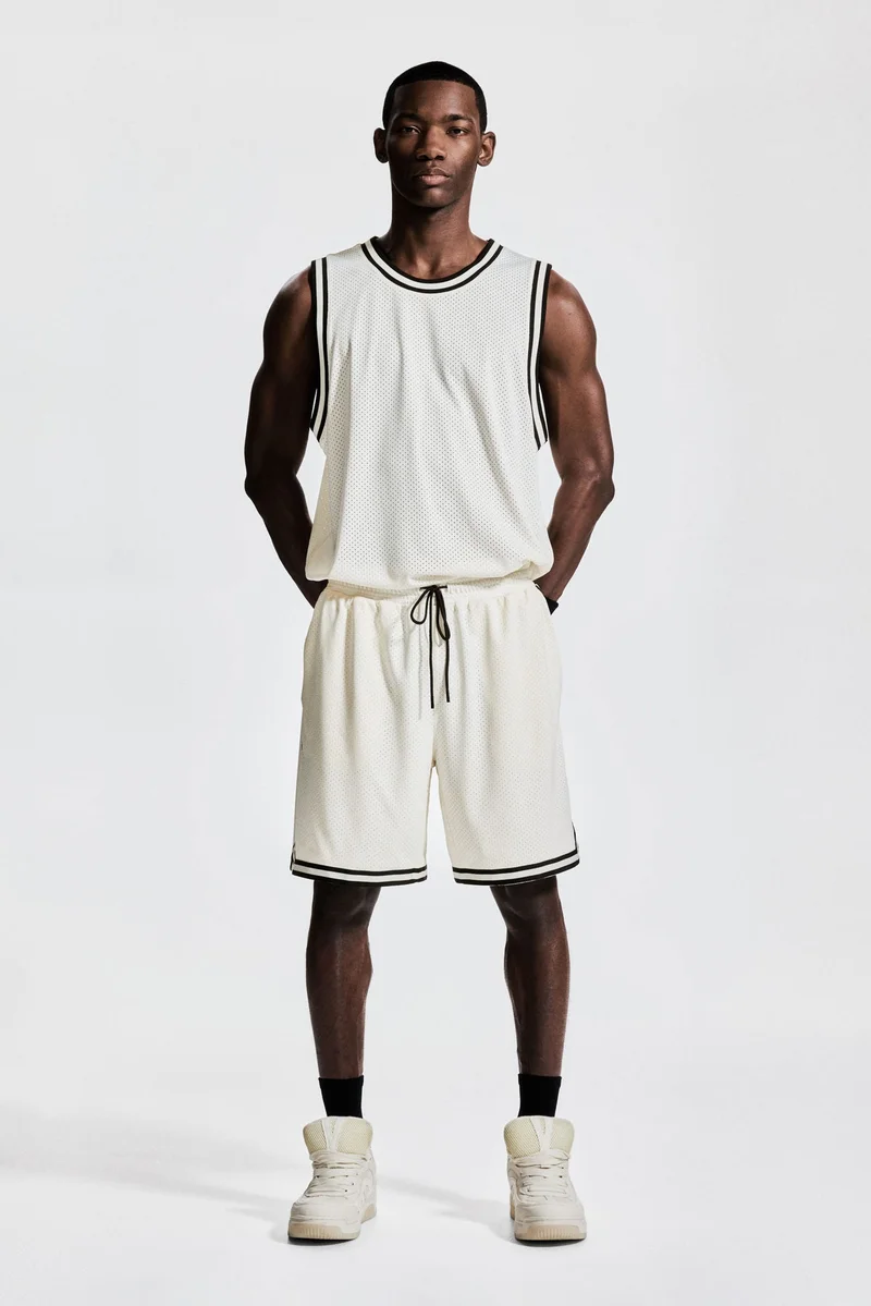 اتش اند ام شورت لكرة السلة بقصّة فضفاضة من نسيج دراي موف