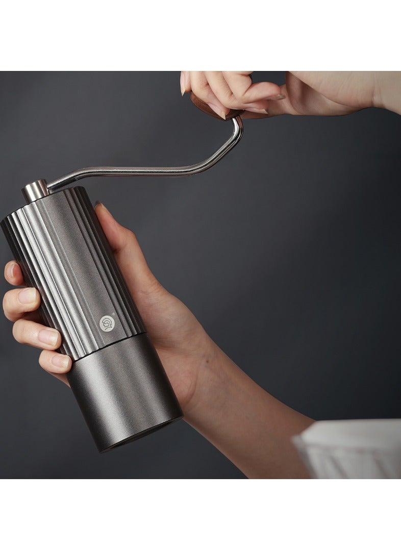 زيروهيرو مطحنة القهوة اليدوية زيرو هيرو Z3 - من الفولاذ المقاوم للصدأ 420، بشفرة 6 محاور، سعة 25 جرام - متوفرة بالألوان: الرمادي، الفضي، الأخضر، الأزرق - Image 1