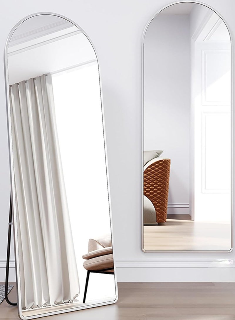 ديكور هيلز مرآة مقوسة كاملة الطول 157×47 سم - إطار من سبائك الألومنيوم مع حامل معدني قابل للطي، زاوية مستديرة، مشبك تعليق، أرضية، قائمة، ومثبتة على الحائط لغرفة المعيشة، غرفة الملابس، غرفة النوم (فضية) - Image 1