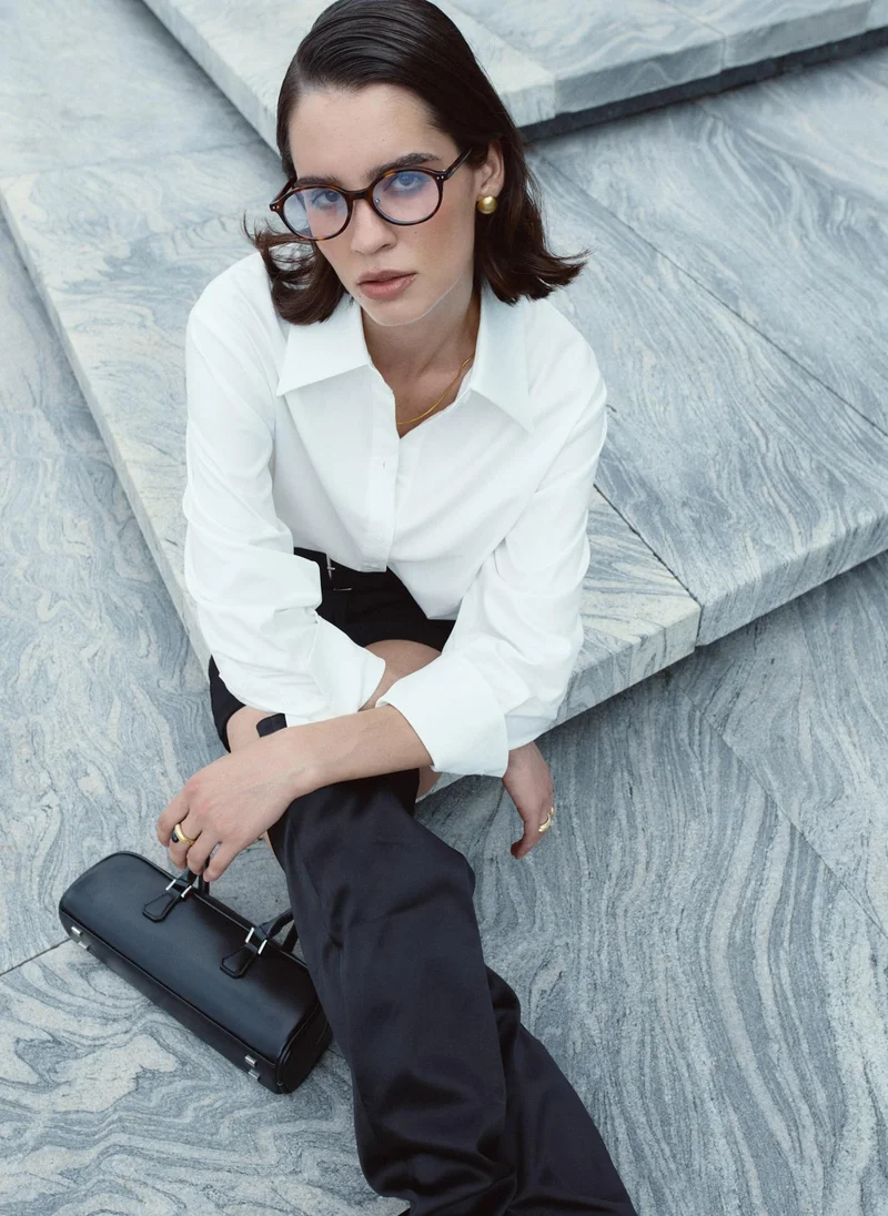 Lichi Straight cut shirt with triangular collar