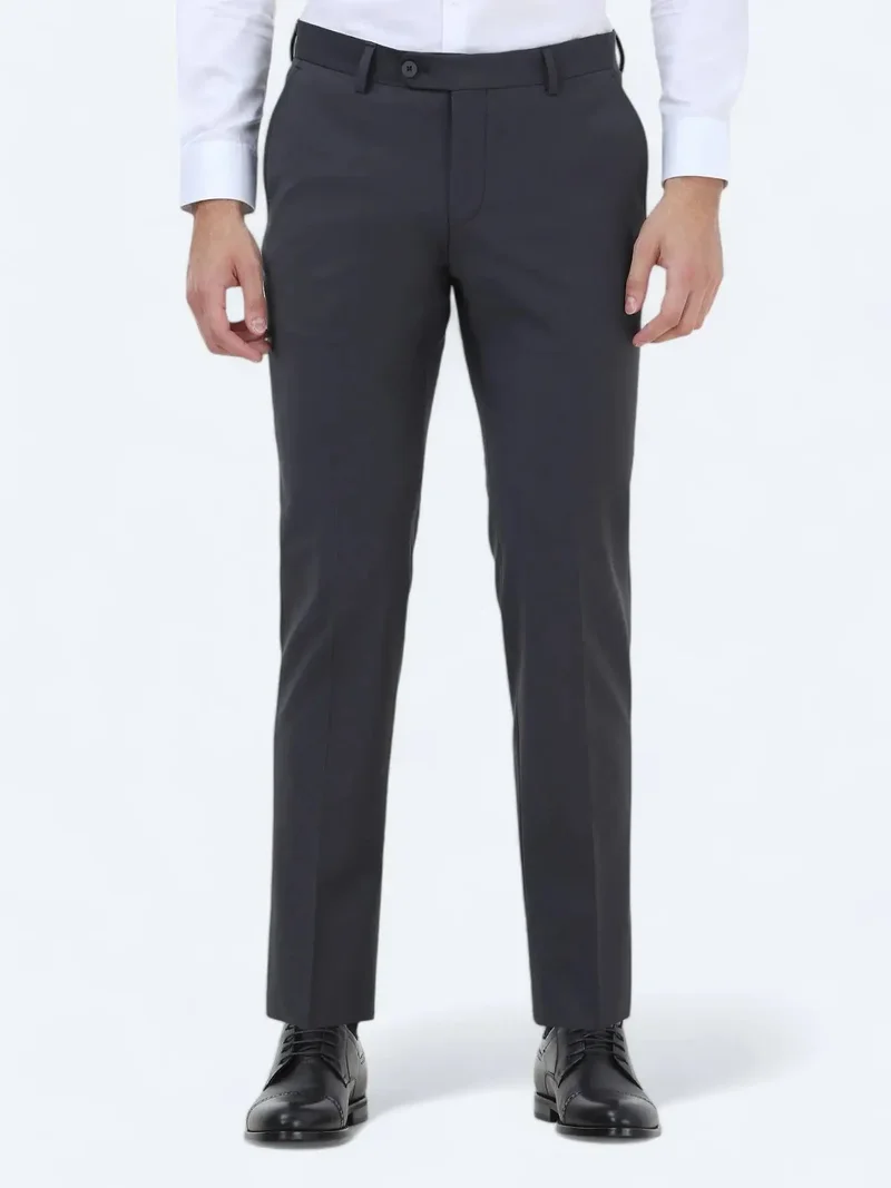 كيب بنطلون كلاسيكي من مزيج الصوف بقصة ضيقة ونسيج الفحم الصلب