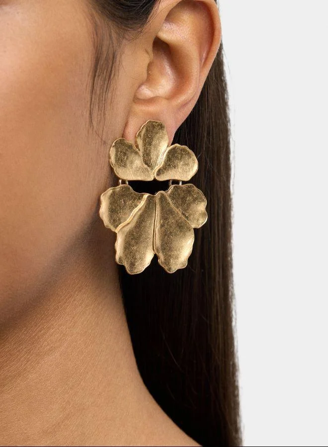 بارفوا أقراط زهرة ماكسي بتفاصيل بارزة باللون الذهبي