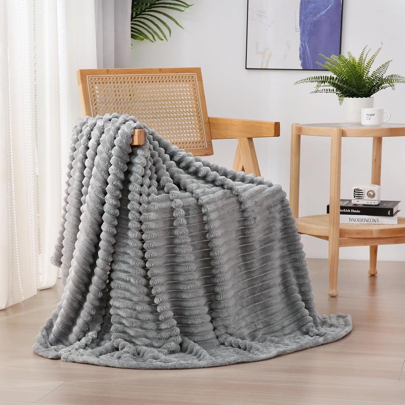 Linecooo بطانية من الصوف باللون الرمادي، مقاس 60” × 80”， مناسبة للأريكة أو السرير، ناعمة جدًا ومريحة، مصنوعة من القطن الميكروفيبر مع تصميم خطوط، خفيفة الوزن، مناسبة للبالغين والنساء والفتيات. - Image 1