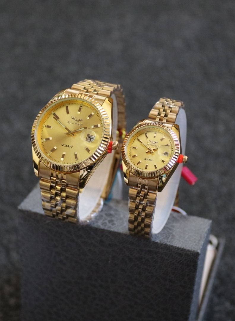 Set of couple men's and women's watches in gold
