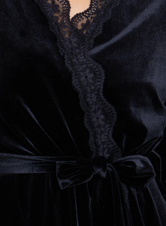 ستايلي ان وايند مجموعة من 2 قميص نوم مخملي مع روب بتفاصيل دانتيل - Image 5