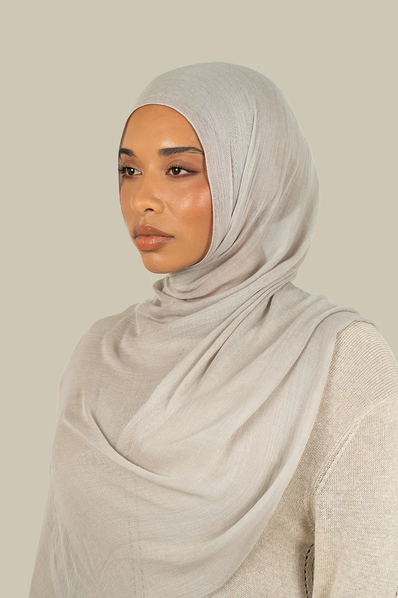 سيلكروز حجاب حرير مودال رمادي ريشي