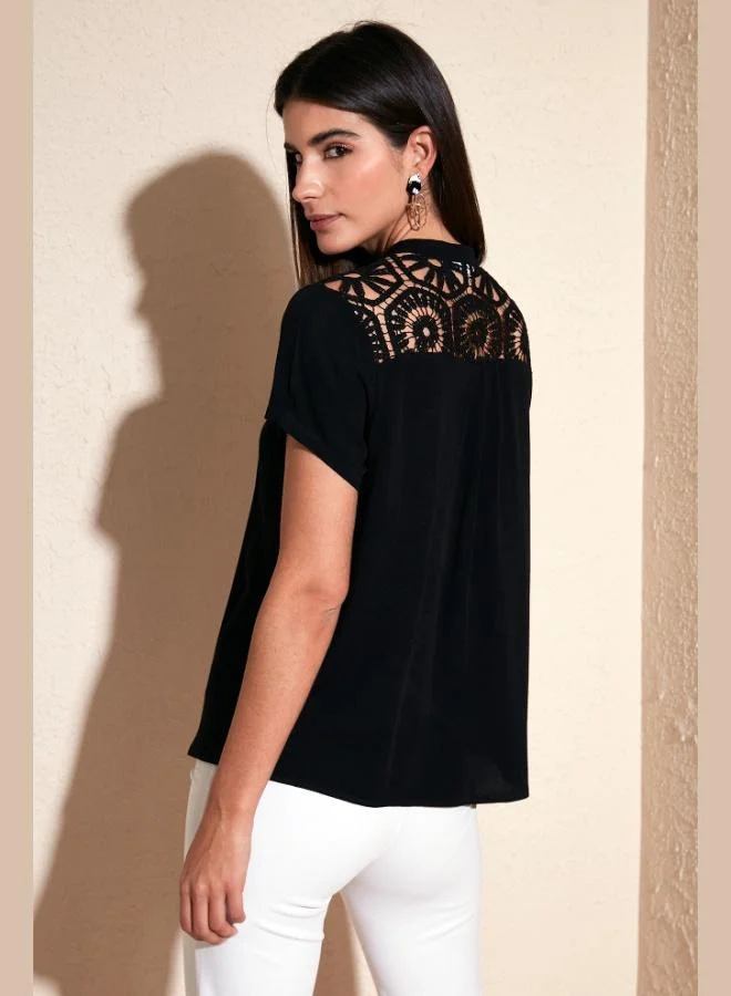 ليلا بلوزة نسائية قطن % بقصة عادية وياقة على شكل  وتفاصيل دانتيل ليلا