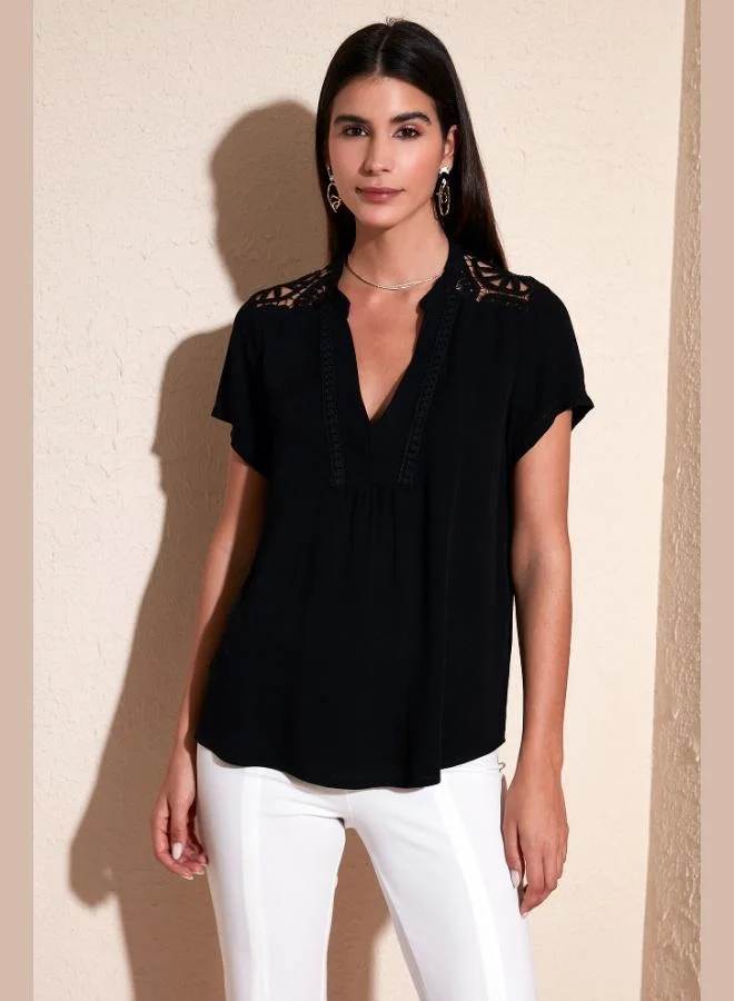 ليلا بلوزة نسائية قطن % بقصة عادية وياقة على شكل  وتفاصيل دانتيل ليلا