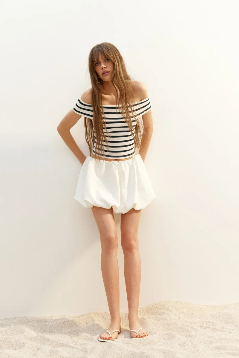 اتش اند ام بلوزة بدون أكتاف من قماش مرن