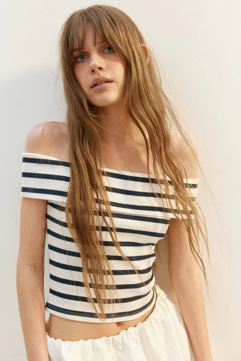 اتش اند ام بلوزة بدون أكتاف من قماش مرن