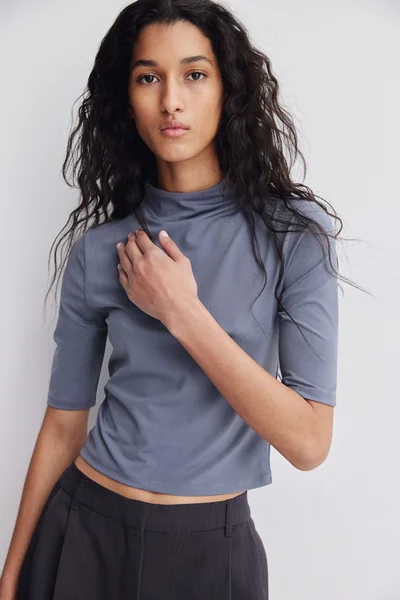 اتش اند ام بلوزة عنق مدورة من الألياف الدقيقة