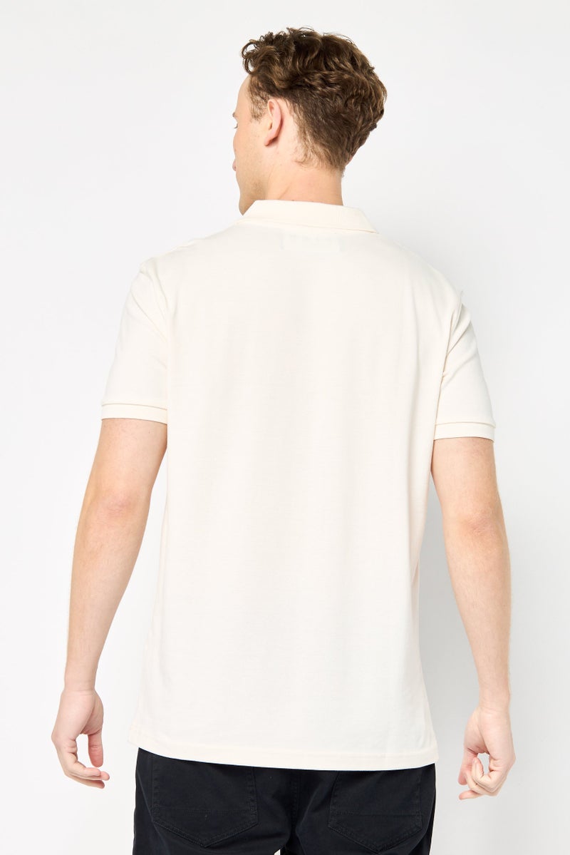 JOHN RICHMOND تي شيرت بولو بأكمام قصيرة للرجال بتصميم عادي مع شعار العلامة التجارية، كريمي - Image 4