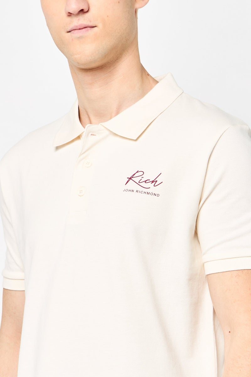 JOHN RICHMOND تي شيرت بولو بأكمام قصيرة للرجال بتصميم عادي مع شعار العلامة التجارية، كريمي - Image 2