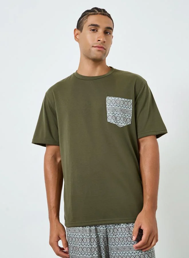 ستايلي طقم بيجاما من رجالية بنمط تيشيرت زيتي بجيب مطبع وبنطال