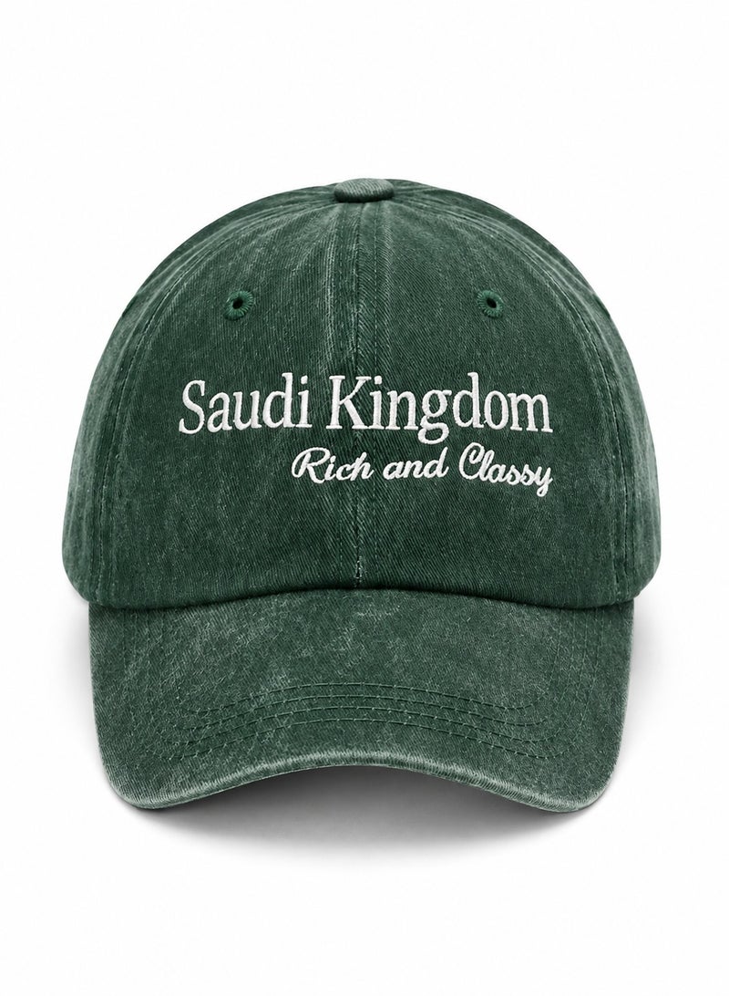 قبعة بيسبول خضراء مطرزة بعبارة "Saudi Kingdom" - للجنسين، قابلة للتعديل - Image 1