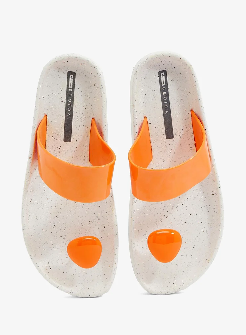فويسيز صنادل نسائية بنعل مانع للانزلاق وحزام ملون - أبيضبرتقالي
