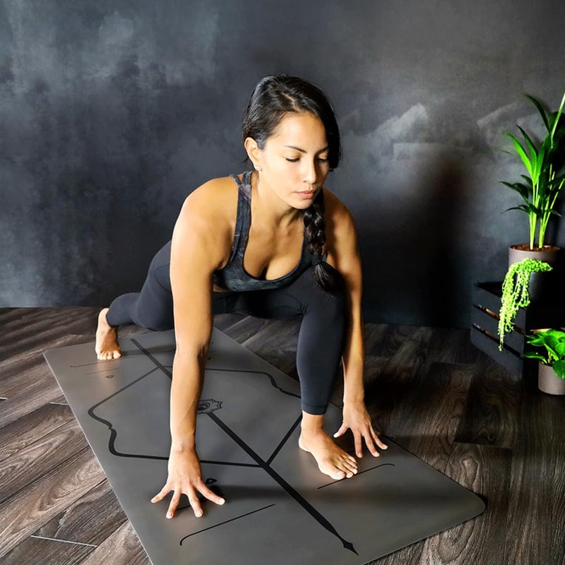 Liforme Original Yoga Mat â€“ Free Yoga Bag Included - Patented Alignment System, Warrior-like Grip, Non-slip, Eco-friendly, sweat-resistant, 4.2mm thick mat for comfort - Grey - Image 2
