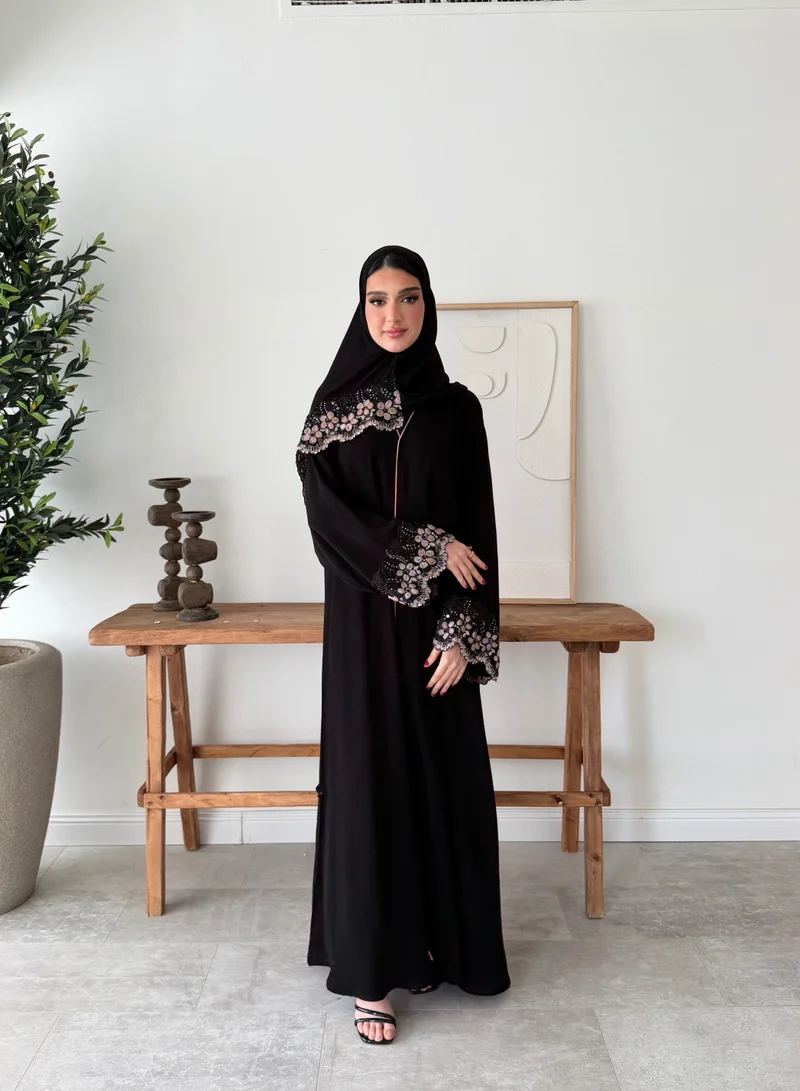 عبايات لوسين عباية كريب ملكي بتطريز وردي  ملون على الأكمام مع شك