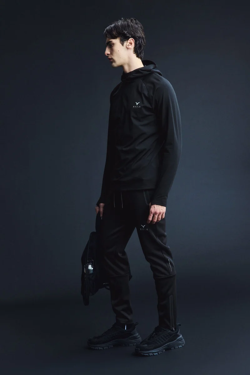 اتش اند ام هودي رياضي دافئ من نسيج ثيرمو موف™