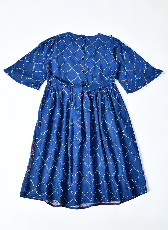 بيلا مودا فستان قطن بطبعات شاملة وحواف دانتيل وأكمام ثلاثة أرباع من بيلا مودا - Image 2