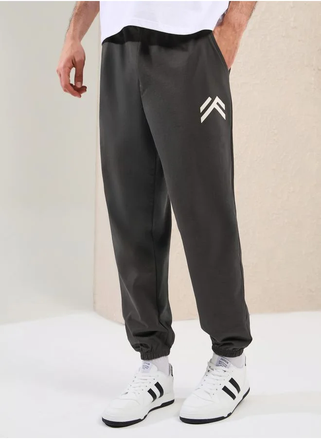 ستايلي Mid Rise Oversized Joggers with Minimal Print