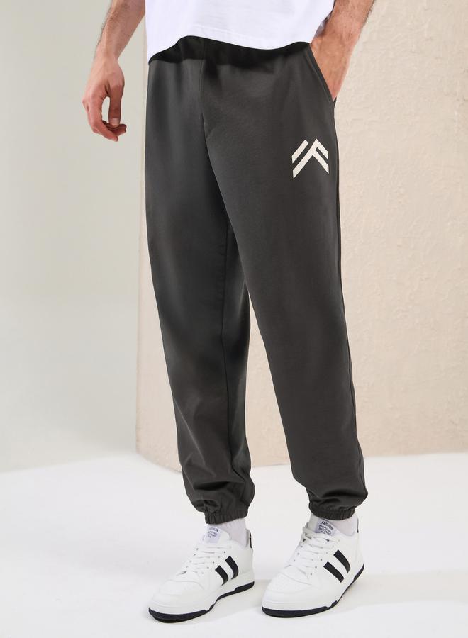 ستايلي بنطلون جوجر واسع بخصر متوسط وطبعة بسيطة - Image 2