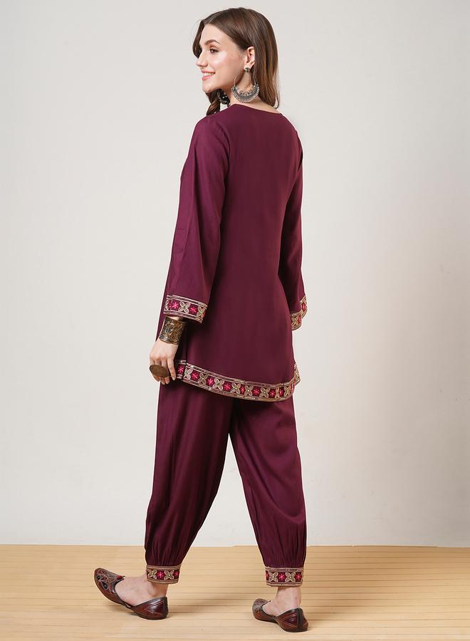 جلو باص طقم منسق من بنطال أفغاني وتونيك بتفاصيل مُطرزة - Image 3