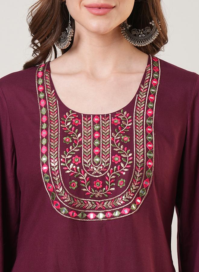 جلو باص طقم منسق من بنطال أفغاني وتونيك بتفاصيل مُطرزة - Image 4