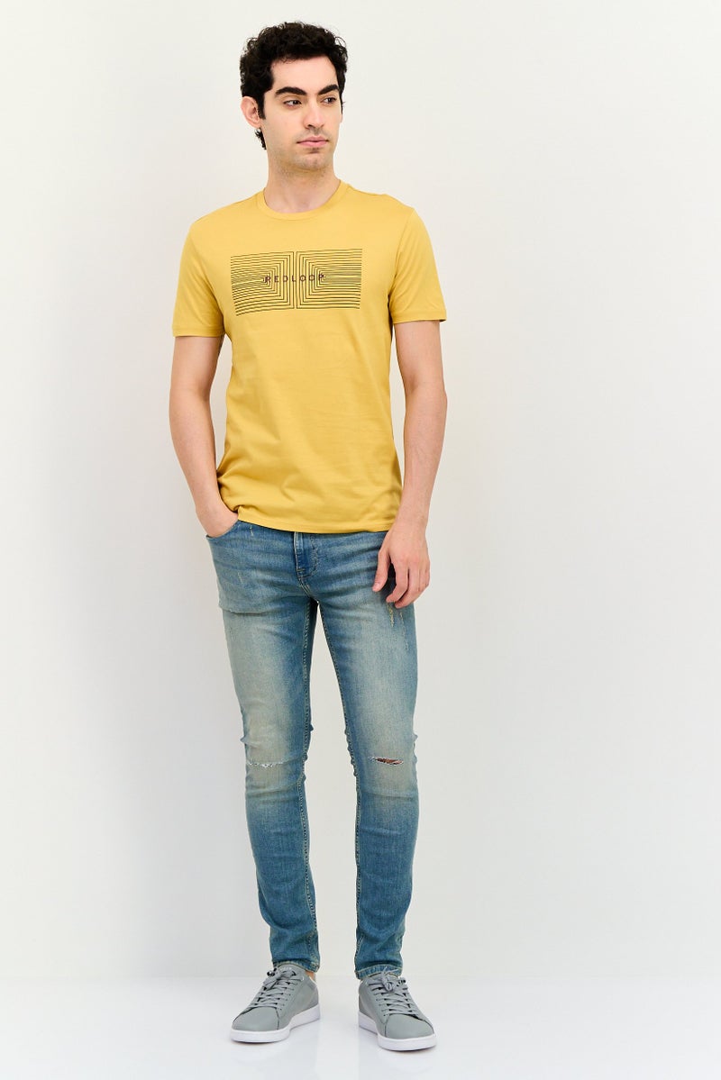 Levi's تي شيرت رجالي بأكمام قصيرة وياقة دائرية، مطبوع برسومات، خردل - Image 3