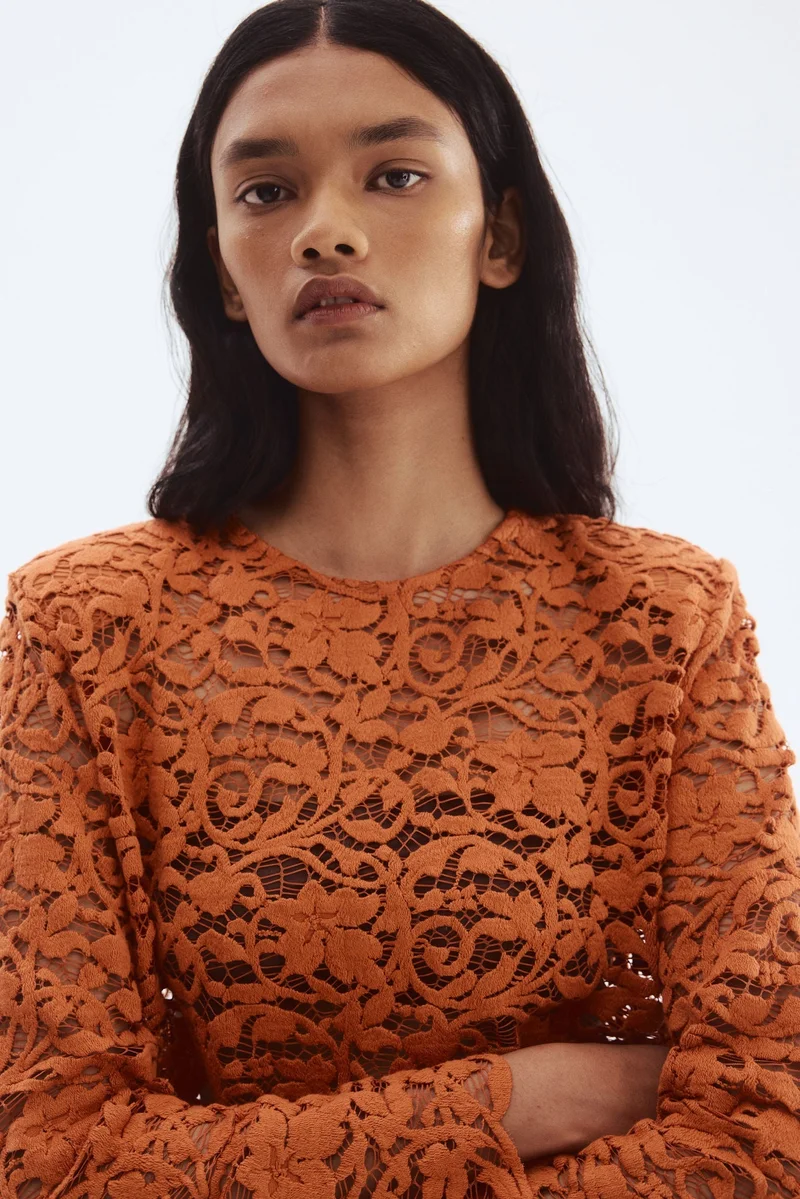 اتش اند ام بلوزة دانتيل مزودة ببطانة كتف