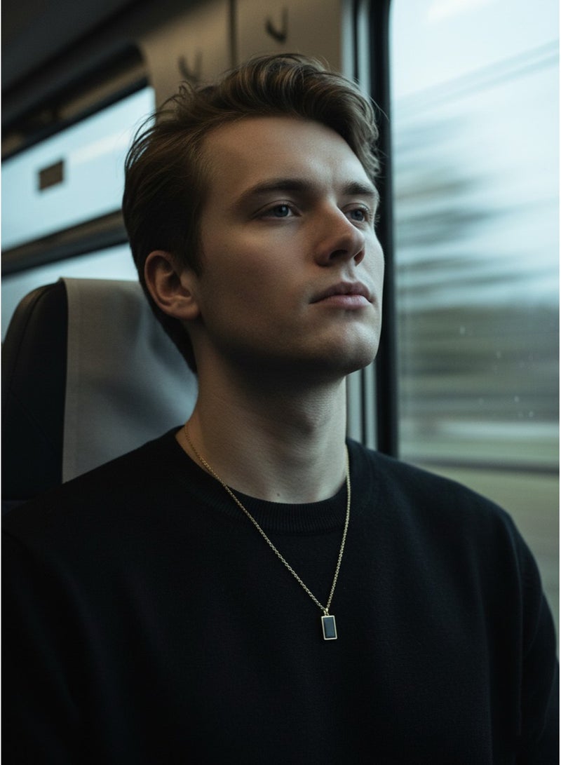 جوليا ستور قلادة أنيقة وفاخرة مطلية بالذهب عيار 18 قيراطًا، مصنوعة من الفولاذ المقاوم للصدأ، بتصميم رومانسي رقيق وجذاب، تجمع بين الأناقة والعصرية والبساطة، مرصعة بحجر العقيق الأسود، بتصميم عتيق أنيق، هدية مثالية للرجال. - Image 4