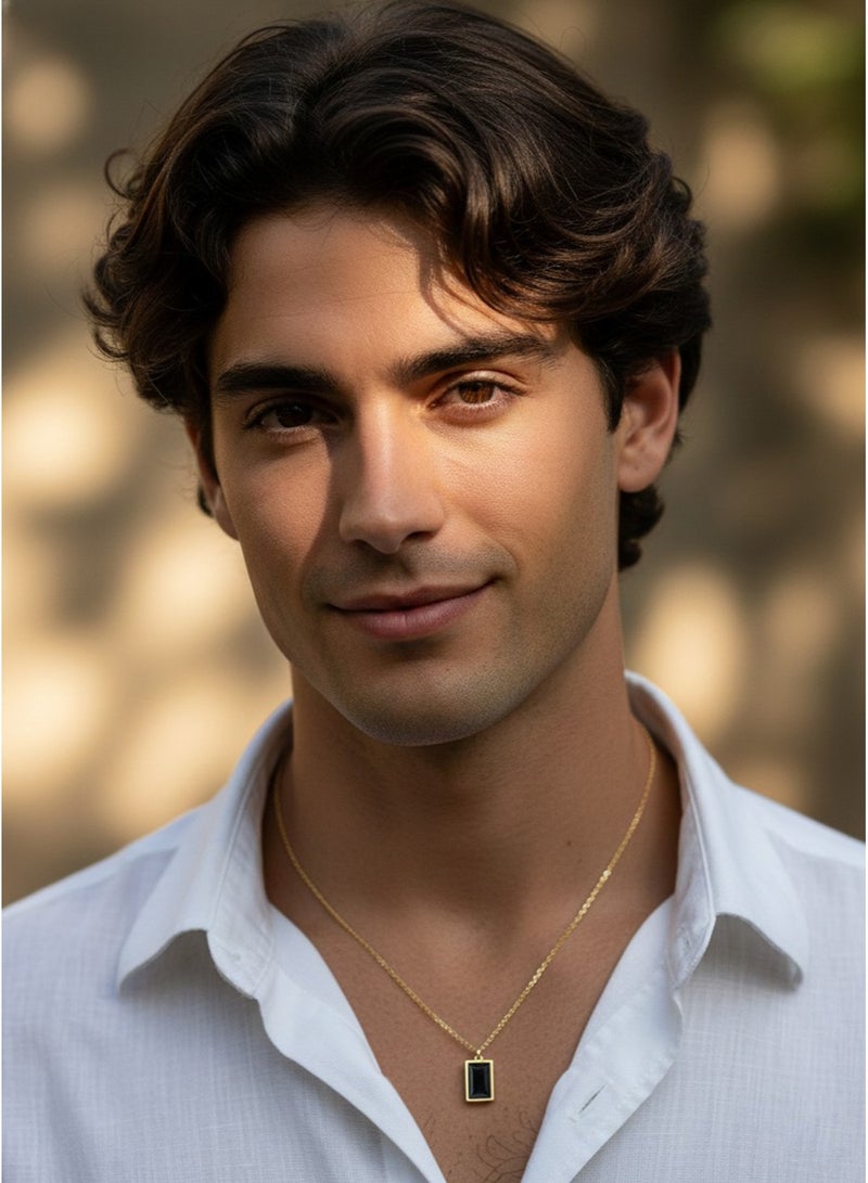 جوليا ستور قلادة أنيقة وفاخرة مطلية بالذهب عيار 18 قيراطًا، مصنوعة من الفولاذ المقاوم للصدأ، بتصميم رومانسي رقيق وجذاب، تجمع بين الأناقة والعصرية والبساطة، مرصعة بحجر العقيق الأسود، بتصميم عتيق أنيق، هدية مثالية للرجال. - Image 3