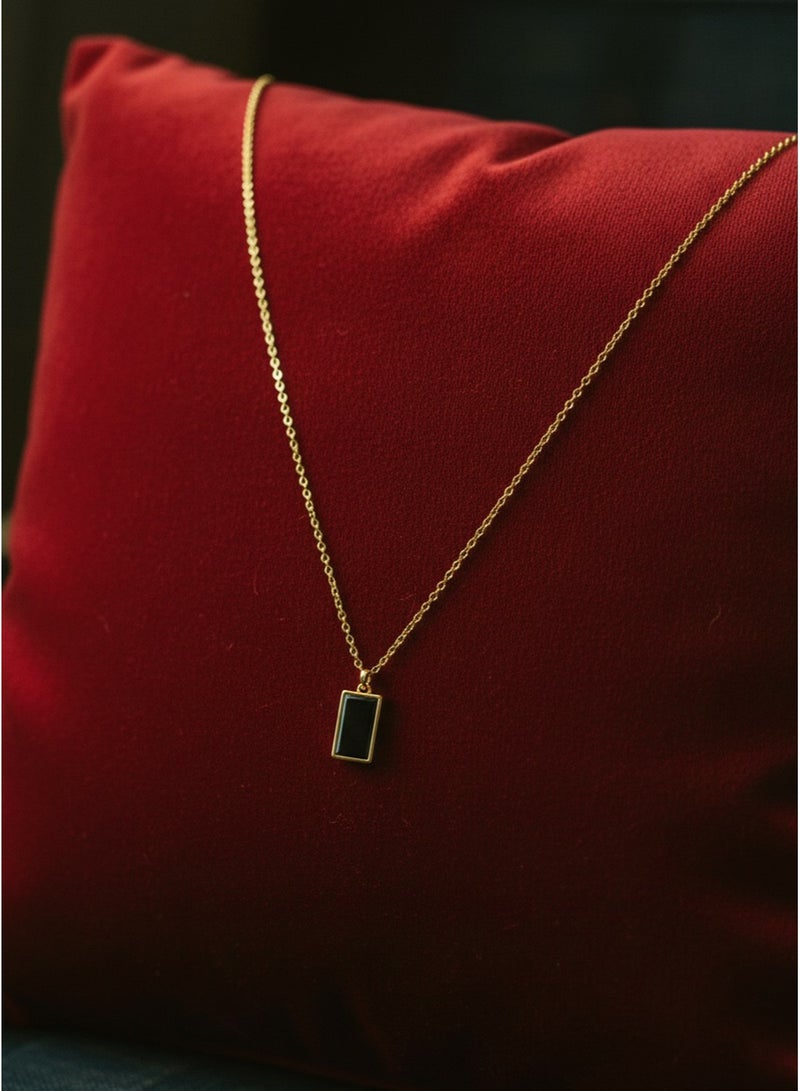 جوليا ستور قلادة أنيقة وفاخرة مطلية بالذهب عيار 18 قيراطًا، مصنوعة من الفولاذ المقاوم للصدأ، بتصميم رومانسي رقيق وجذاب، تجمع بين الأناقة والعصرية والبساطة، مرصعة بحجر العقيق الأسود، بتصميم عتيق أنيق، هدية مثالية للرجال. - Image 2