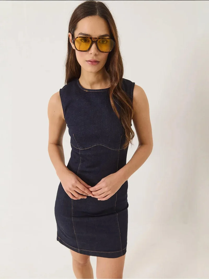 بيانكو لوتشي فستان جينز ضيق من لوكسي مع بوم بوم