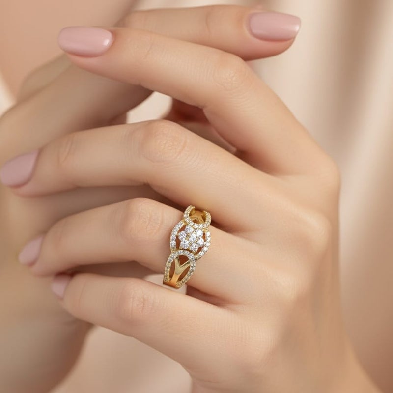 خاتم ذهبي فاخر مزين بفصوص زركون براقة في المنتصف وعلى الجانبين، بتصميم مفتوح قابل للتعديل لضمان الملاءمة والراحة المثالية لجميع المقاسات. - Image 4