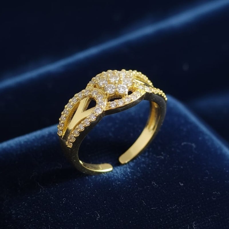 خاتم ذهبي فاخر مزين بفصوص زركون براقة في المنتصف وعلى الجانبين، بتصميم مفتوح قابل للتعديل لضمان الملاءمة والراحة المثالية لجميع المقاسات. - Image 3