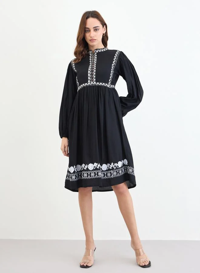 ستايلي فستان بطول الركبة بطبعة زهور