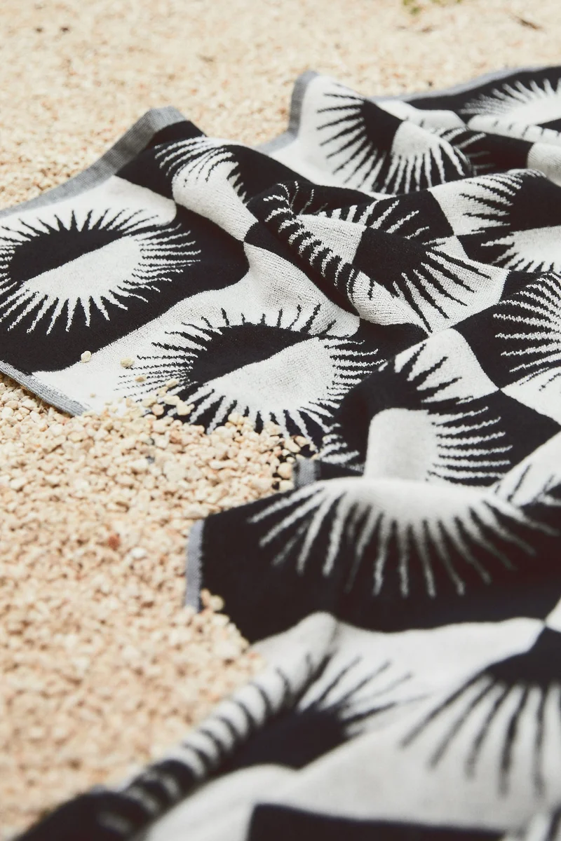 اتش اند ام منشفة شاطئ منقوشة