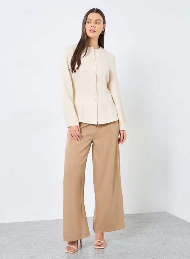 ستايلي بلوزة سادة بتفاصيل أزرار وأكمام طويلة