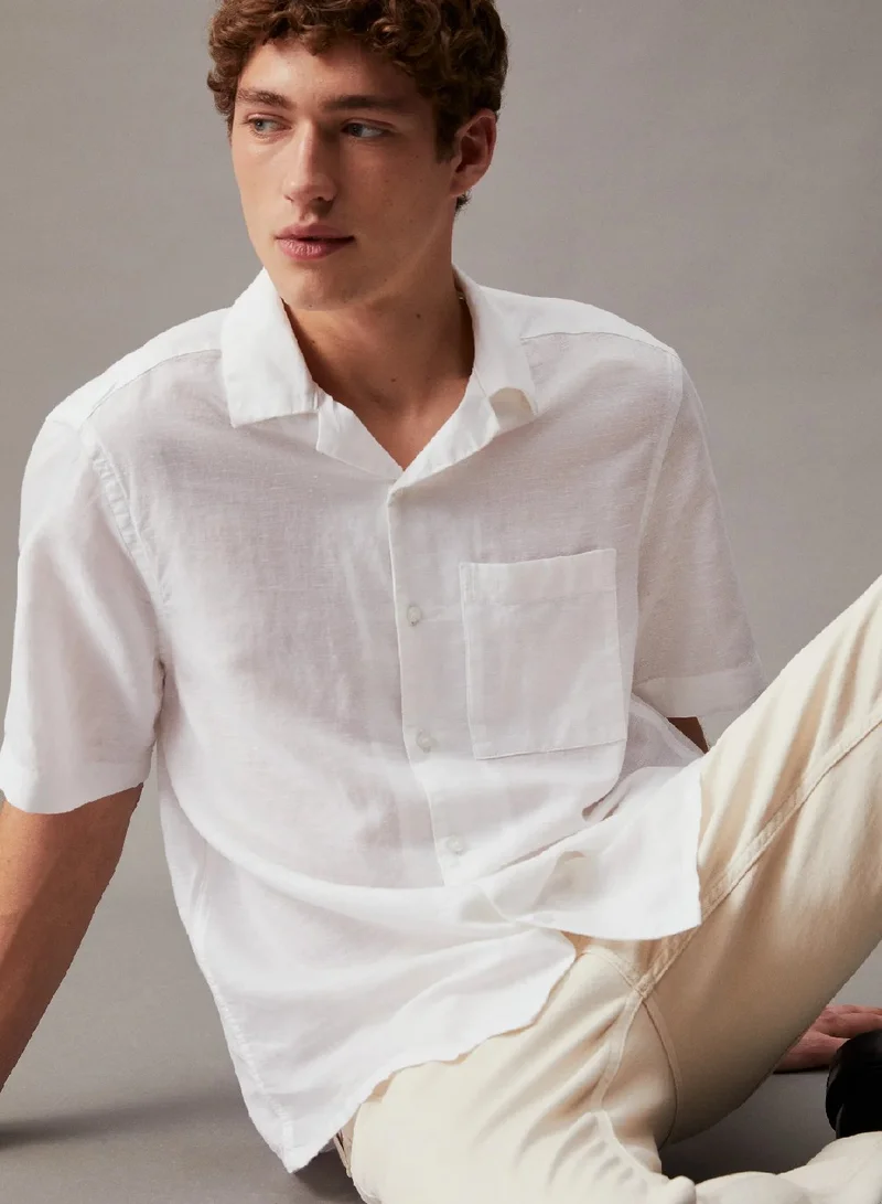 كالفن كلاين قميص من القطن والكتان مصمم بجيب