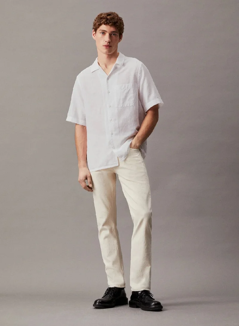 كالفن كلاين قميص من القطن والكتان مصمم بجيب