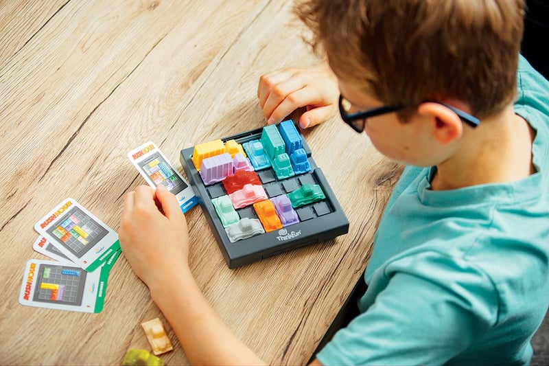 thinkfun لعبة تفكير المرح ساعة الذروة - لعبة منطق ازدحام المرور، تحدي وذكاء - ألعاب STEM للأولاد والبنات من عمر 8 سنوات فما فوق - هدايا للأطفال والبالغين - Image 2