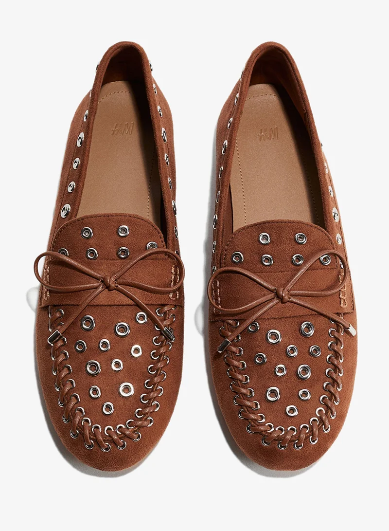 اتش اند ام حذاء لوفر مزين بثقوب